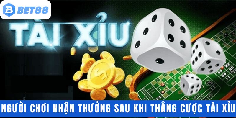 Người chơi nhận thưởng sau khi thắng cược tài xỉu